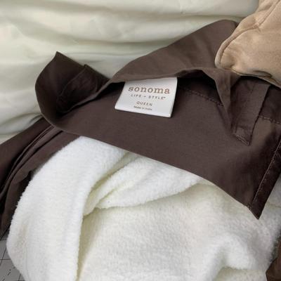 #424 Pillows, Brown Sheet and White Blanket