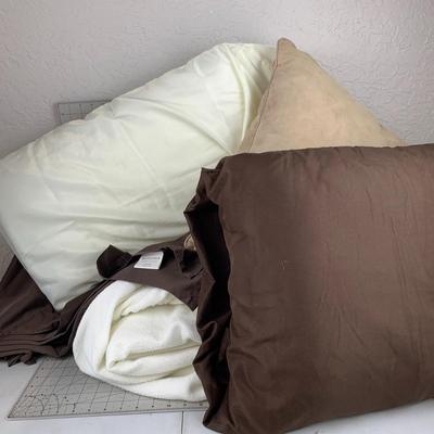 #424 Pillows, Brown Sheet and White Blanket