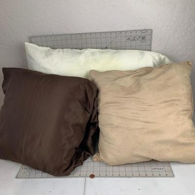 #424 Pillows, Brown Sheet and White Blanket