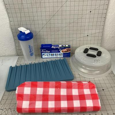 #426 Microwave Cover, Picnic Blanket and Misc. Kitchen