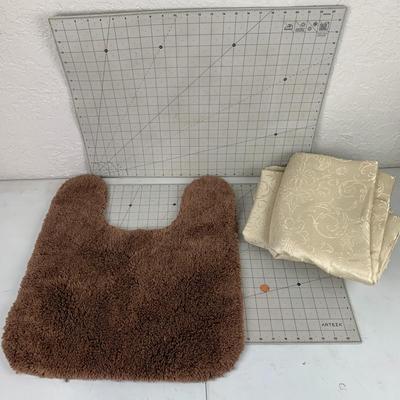 #470 Bathroom Rug and Curtains