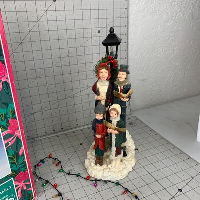 #492 Musical Dicken's Family Carolers