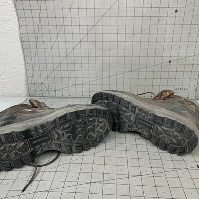 #562 Camo Size 9 Boots