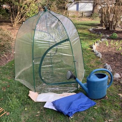 1069 Small Collabsible Greenhouse with Zipper Doors
