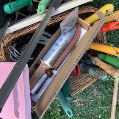 1077 Garden Hand Tools Spades, Trowel, Watering Cans and more