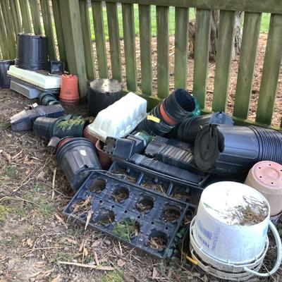 1079 Large Lot of Plastic plant containers