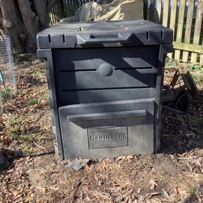 1082 Gardeners Deluxe Pyramid Composter Outdoor Container