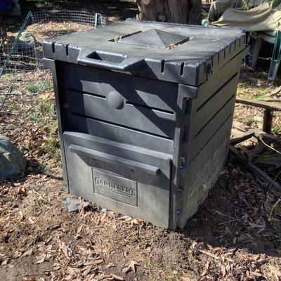 1082 Gardeners Deluxe Pyramid Composter Outdoor Container
