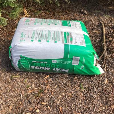1083 Unopened Bag of Peat Moss Tourbe with Two Bags of Miracle Gro Potting Soil