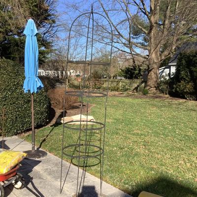 1092 Full Round Metal Trellis with Fleur de lis on Top