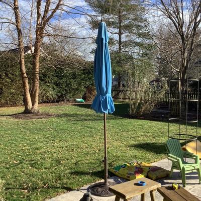 1095  Large 7.5' Blue Market Umbrella with Metal Stand
