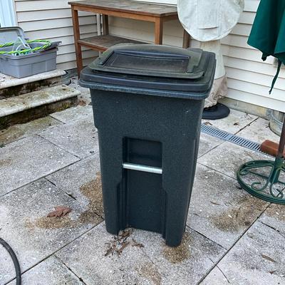 1119 Toter 32 gal. Flip Top Trash Can