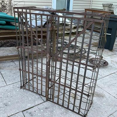 1123 Vintage Metal Wall Mount Wine Rack
