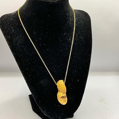 1153 Vintage 1976 Jimmy Carter Peanut Smile Necklace