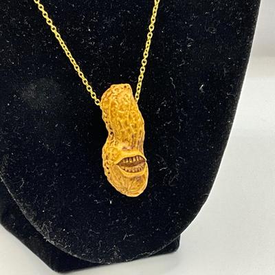 1153 Vintage 1976 Jimmy Carter Peanut Smile Necklace
