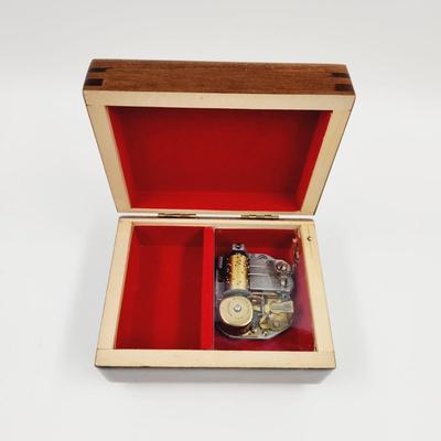 VINTAGE MUSICAL MEMORIES REUGE SWISS MUSIC TRINKET BOX