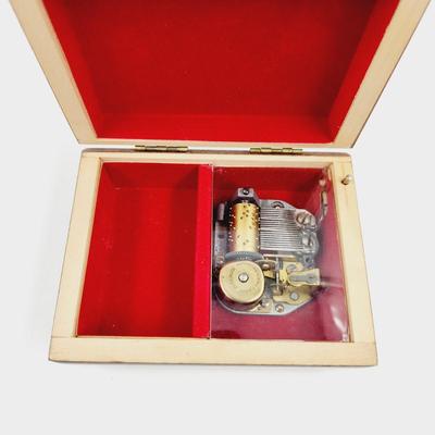 VINTAGE MUSICAL MEMORIES REUGE SWISS MUSIC TRINKET BOX