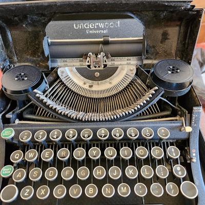 Vintage Universal Underwood Elliott Fisher Typewriter with case lot 470