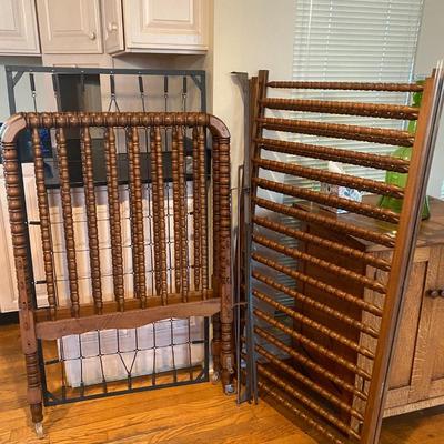 Vintage Jenny Lind baby/toddler bed
