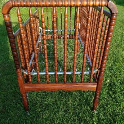 Vintage Jenny Lind baby/toddler bed