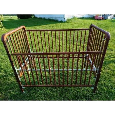 Vintage Jenny Lind baby/toddler bed