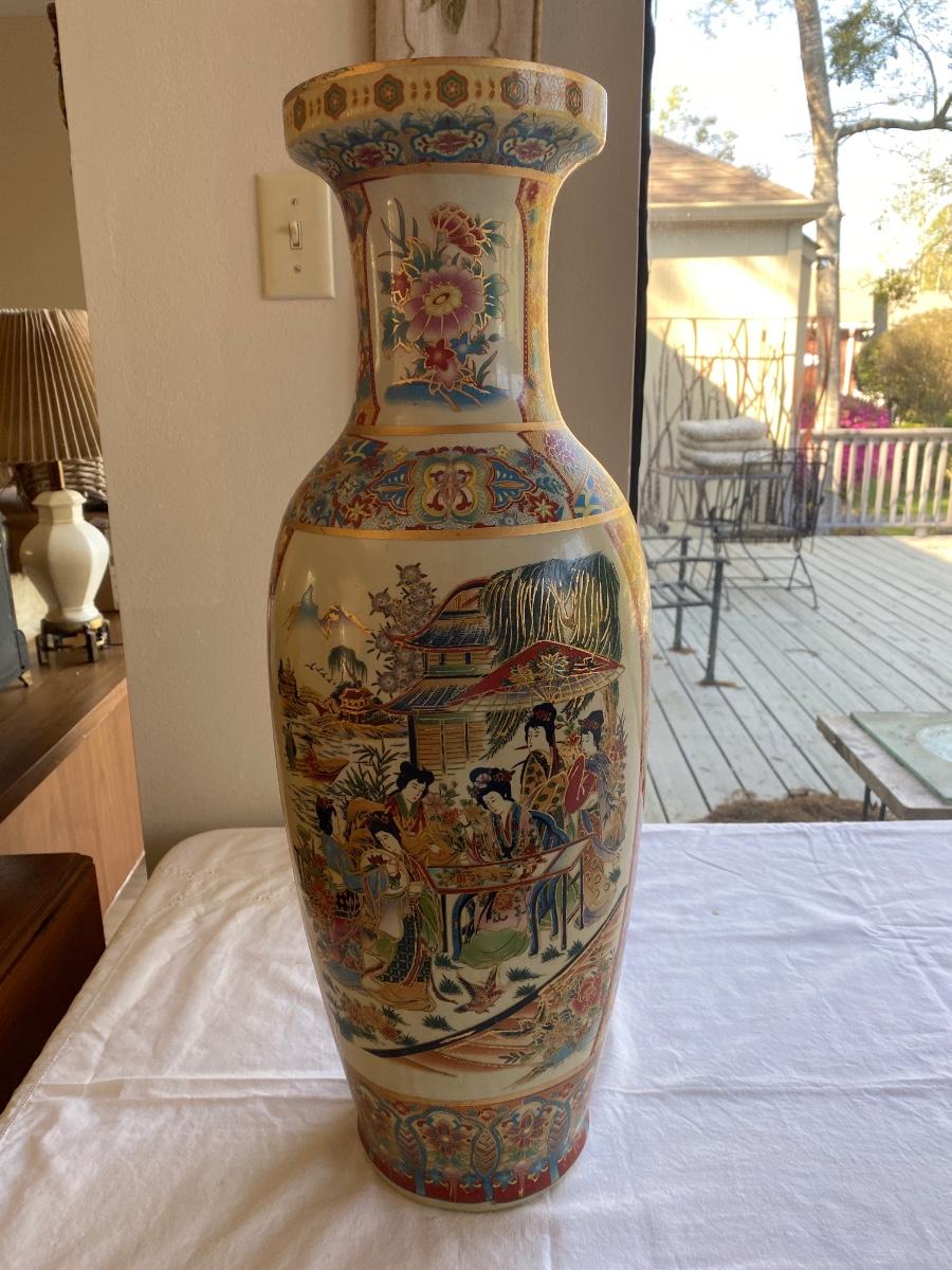 Vintage tall Oriental vase R100