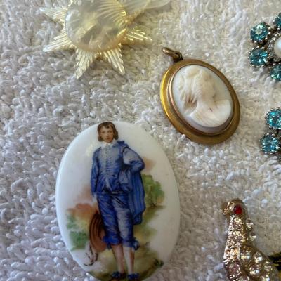 Group of vintage jewelry