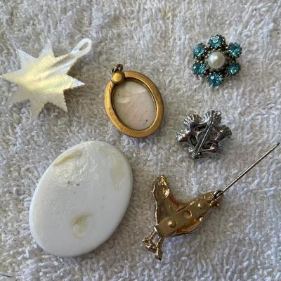 Group of vintage jewelry