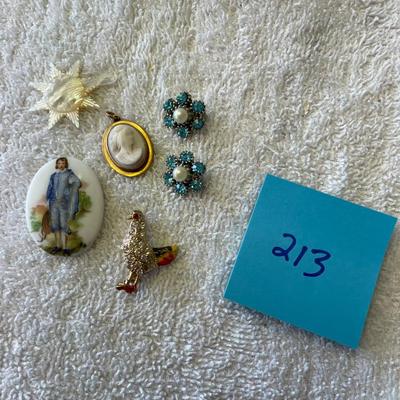Group of vintage jewelry