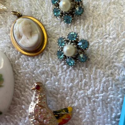 Group of vintage jewelry