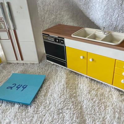 1970s TOMY plastic Doll House Kitchen