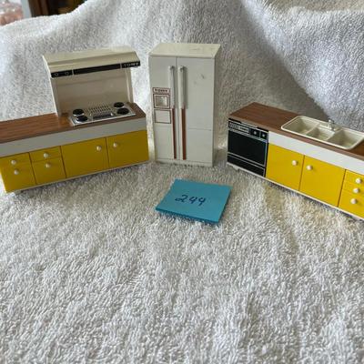 1970s TOMY plastic Doll House Kitchen