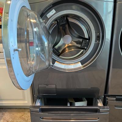 LG ELECTRIC WASHER & DRYER SET WITH PEDESTALS