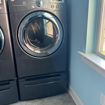 LG ELECTRIC WASHER & DRYER SET WITH PEDESTALS