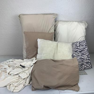 #587 Bed Pillows and Sheet