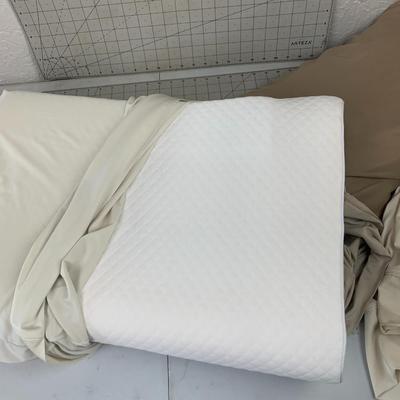 #587 Bed Pillows and Sheet