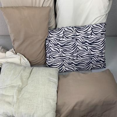 #587 Bed Pillows and Sheet