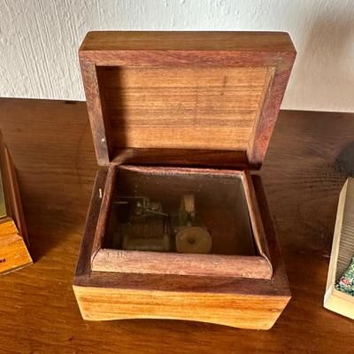 CUENDET WEGGISERLIED CHALET MUSIC BOX, WOODEN MUSIC BOX WITH BRASS HEART AND BOX WITH PICTURE OF LAST SUPPER