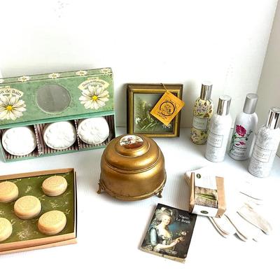 1250 Vintage Ladies Powder Room Lot