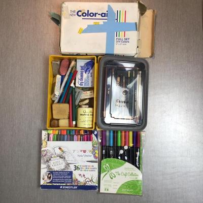 1323 Artist Drawing Lot