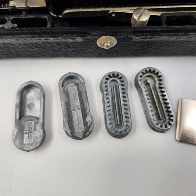 VINTAGE SINGER BUTTON HOLER