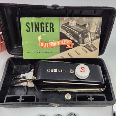 VINTAGE SINGER BUTTON HOLER