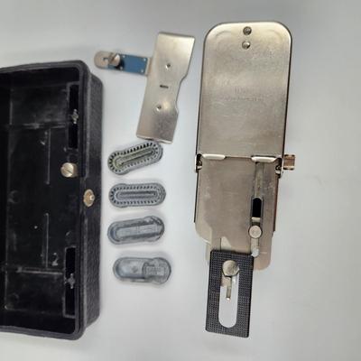 VINTAGE SINGER BUTTON HOLER