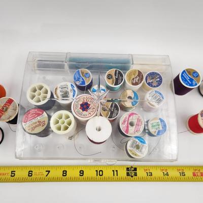 LARGE BUNDLE OF THREAD W/ VINTAGE PLASTIC THREAD CASE