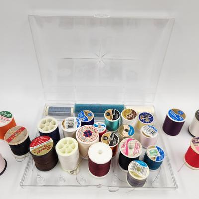 LARGE BUNDLE OF THREAD W/ VINTAGE PLASTIC THREAD CASE