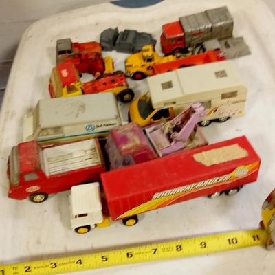LOT 198   LOT OF VINTAGE TOY CARS
