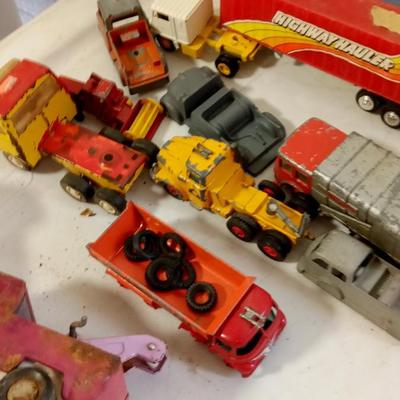 LOT 198   LOT OF VINTAGE TOY CARS