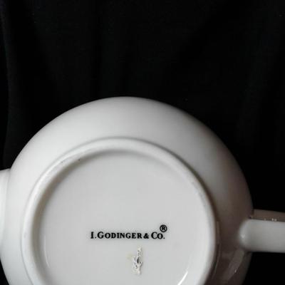 I Godinger Teapot and porcelain lid holder