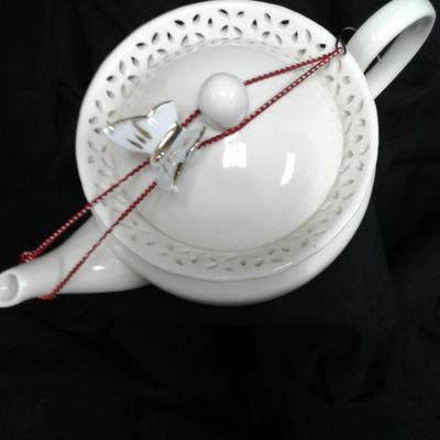 I Godinger Teapot and porcelain lid holder