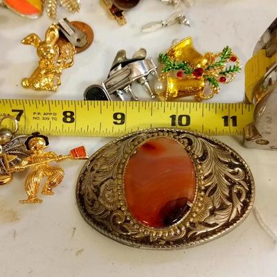 LOT 214   LARGE LOT OF OLD JEWELRY